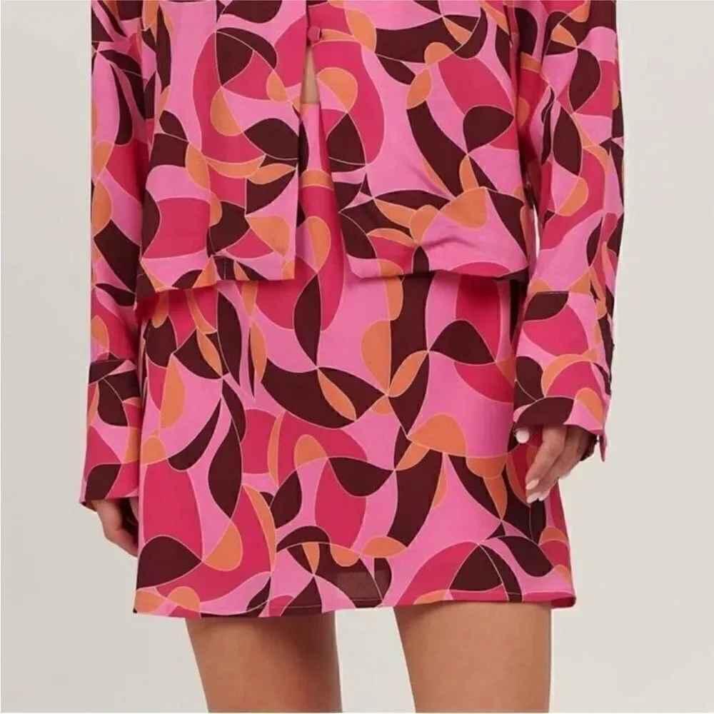 CHARLIE HOLIDAY NWT CATALINA 2 piece TOP AND SKIRT ABSTRACT SWIRL PINK SIZE 8